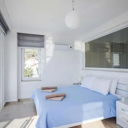 Sleeps 6 Pool Air Con Wifi *